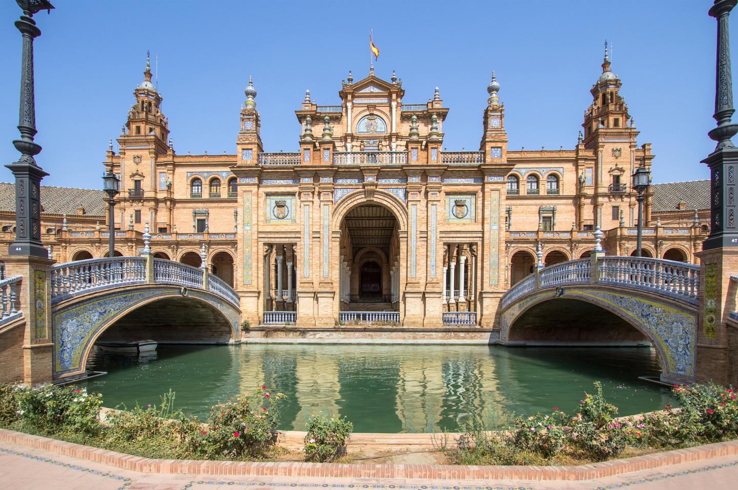spanien-andalusien-sevilla-bruecken-der-plaza-de-espana-g-1198014137.jpg