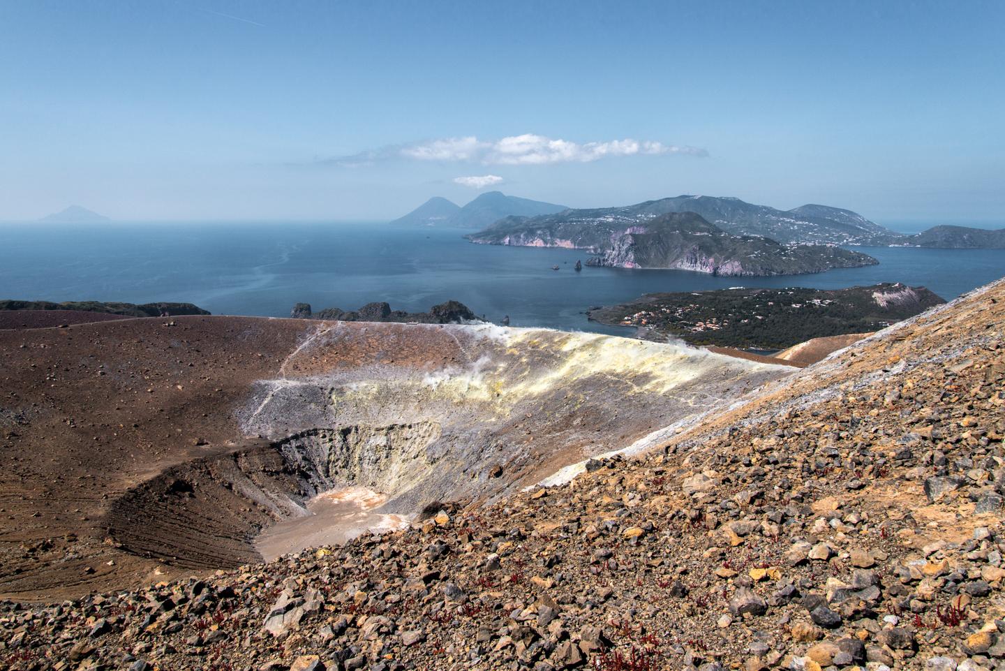 italien-liparische-inseln-filicudi-vulkan-g-1217815131.jpg