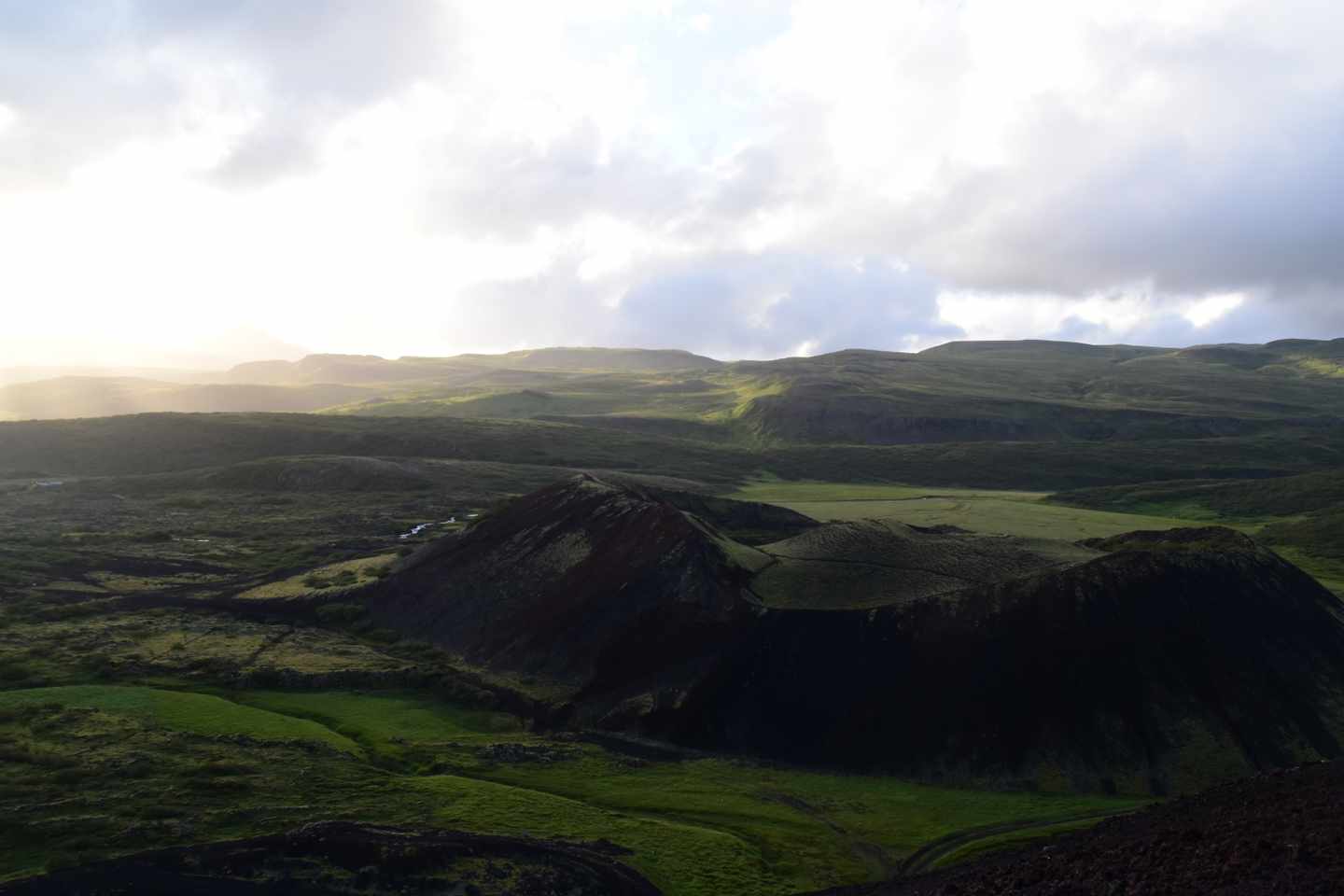 blt366a2dfe1dced786-island-bifr_st-grabrok-luftbild-i-lena-herrmann.JPG Panoramablick auf den Krater des Grabrok auf Island