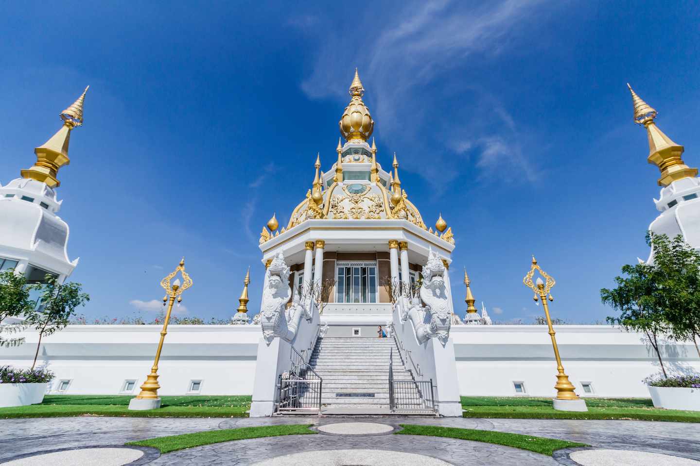 thailand-khon-kaen-wat-thung-tempel-t-915067172.jpg