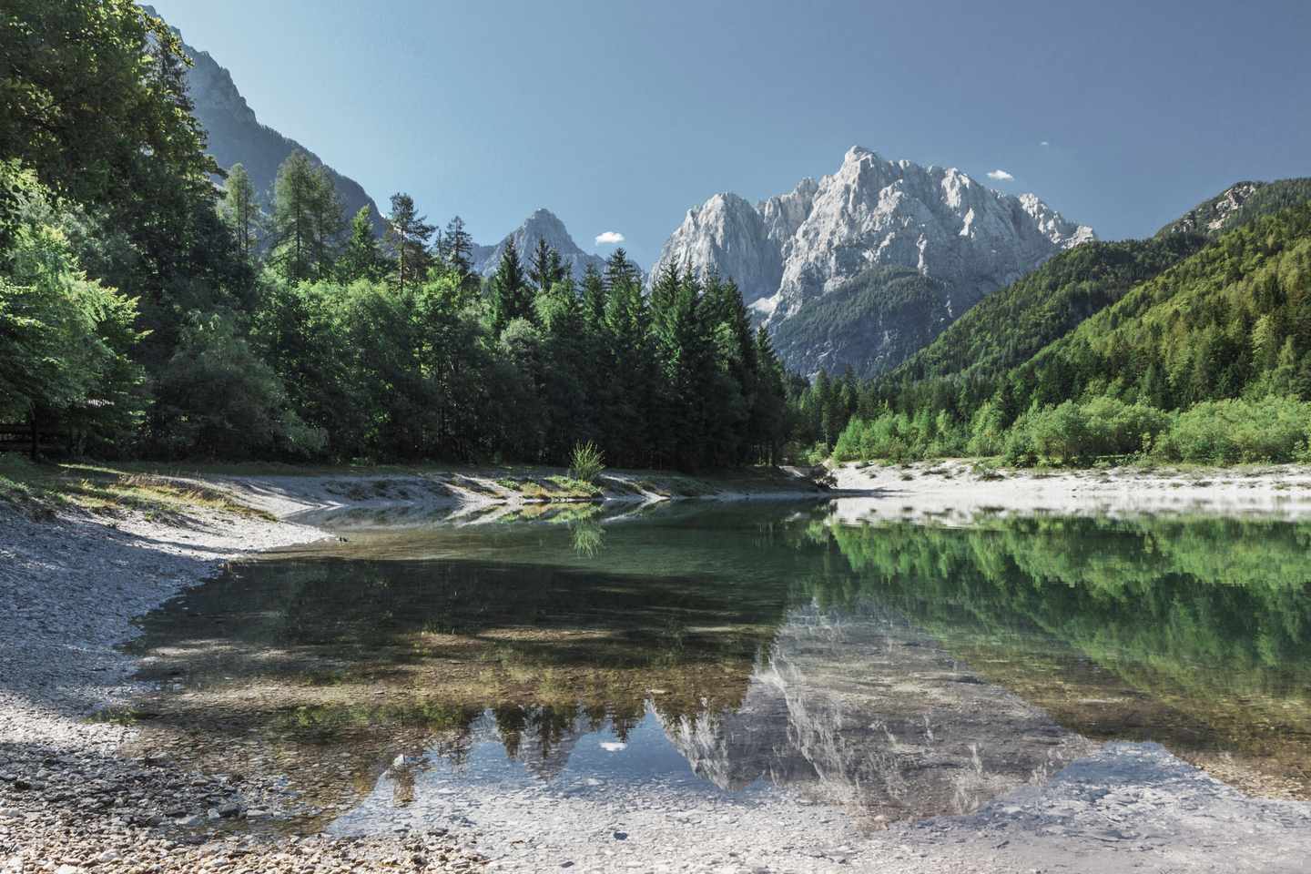 Slowenien-Julianische-Alpen-Nationalpark-Triglav-Wald-und-Berge-g-506654587_bearbeitet.jpg