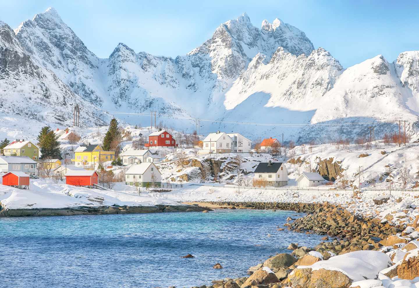 norwegen-fischerdorf-mit-typsichen-rorbu-haeusern-bei-schnee-g-1448592378_bearbeitet.jpg