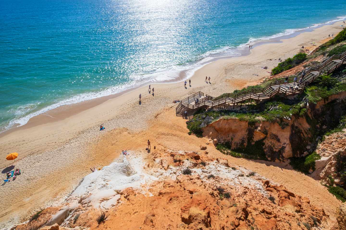GettyImages-2201929092.jpg Algarve Urlaub: Praia da Falesia