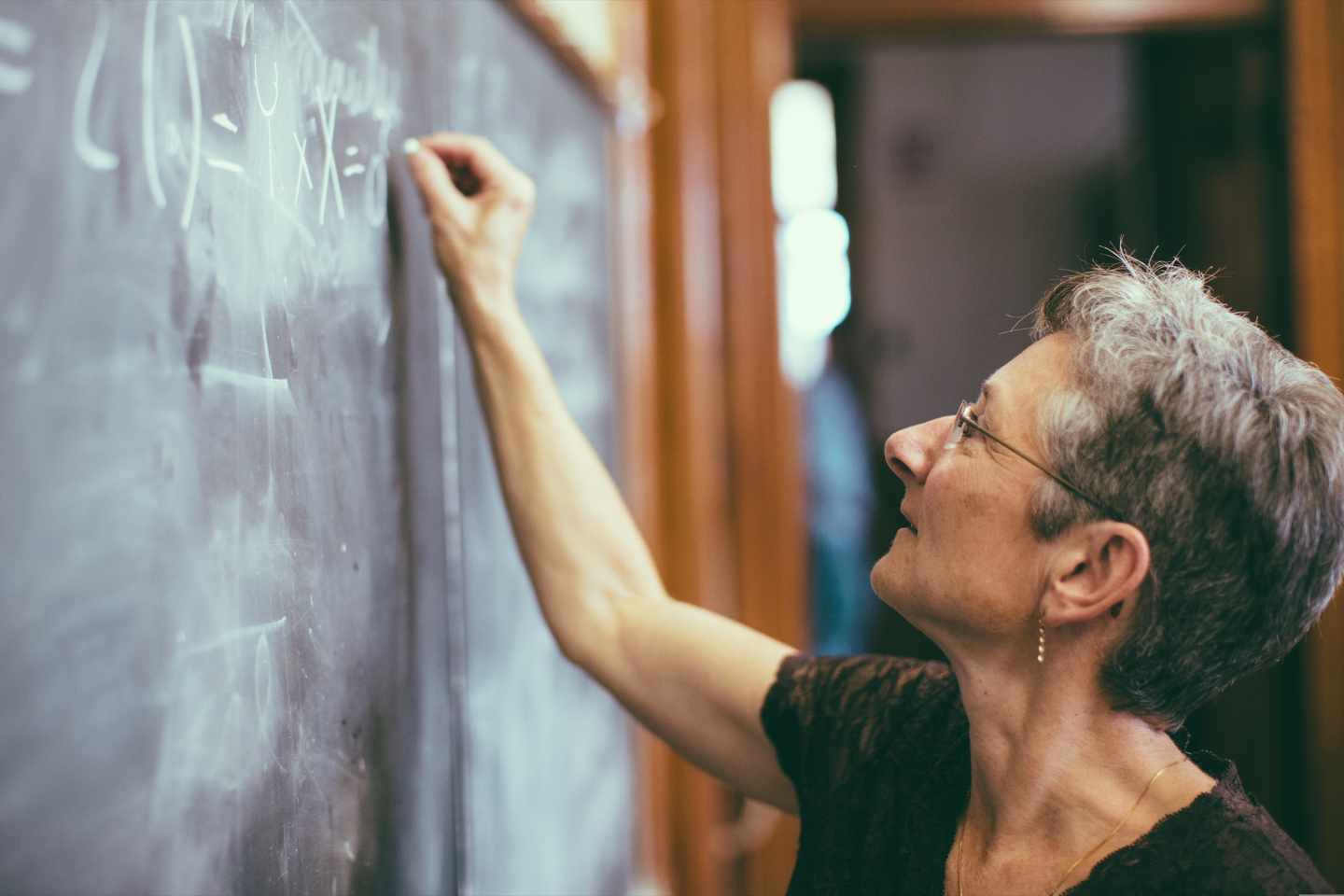 lehrerin-tafel-mathe-g-511026368.jpg