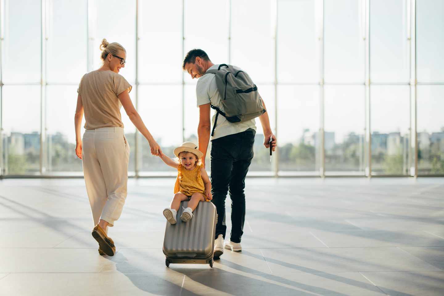 familienurlaub-kind-auf-koffer-am-flughafen-g-1352753082.jpg