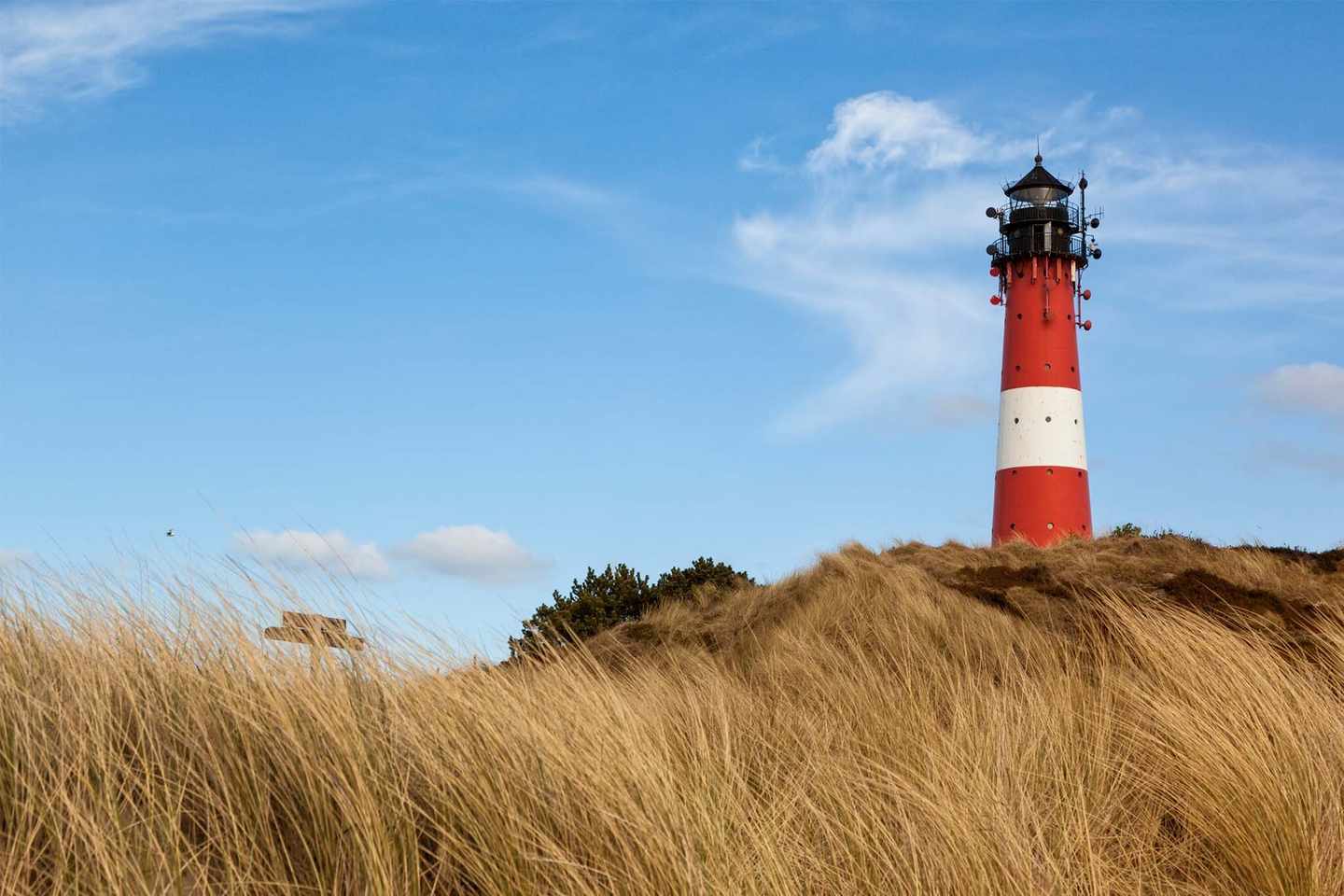 deutschland-nordsee-sylt-sehenswuerdigkeiten-leuchtturm-in-den-duenen-g-1311658805.jpg
