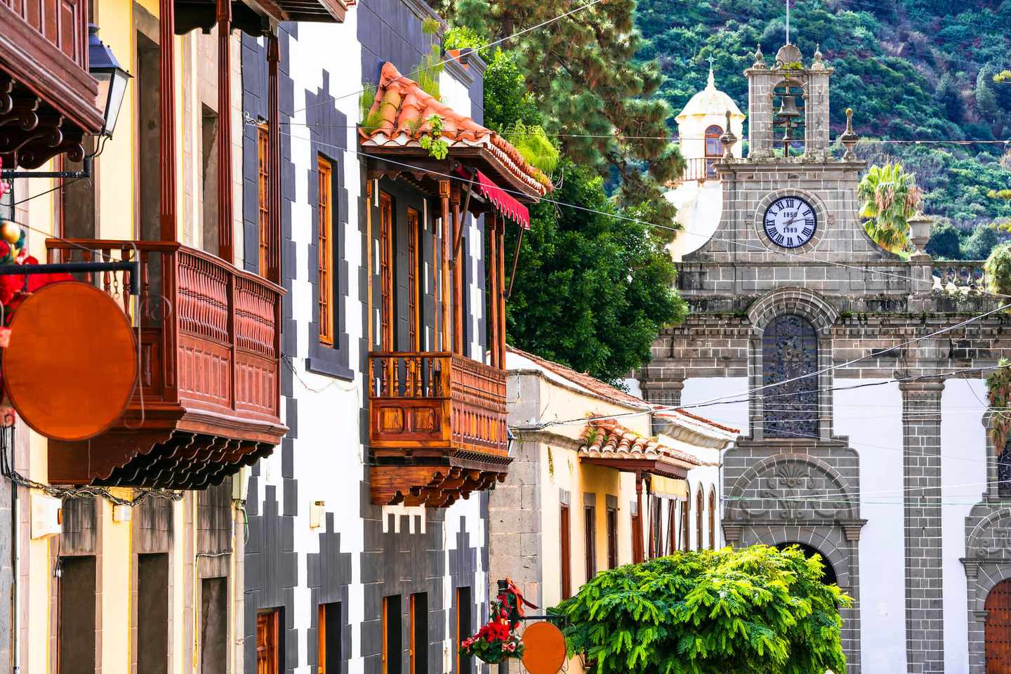 blt149112e2a9da72bd-spanien-gran-canaria-teror-haeuser-und-kirche-g-1244977105.jpg Kanaren: eine Sehenswürdigkeit ist der Ort Teror auf Gran Canaria