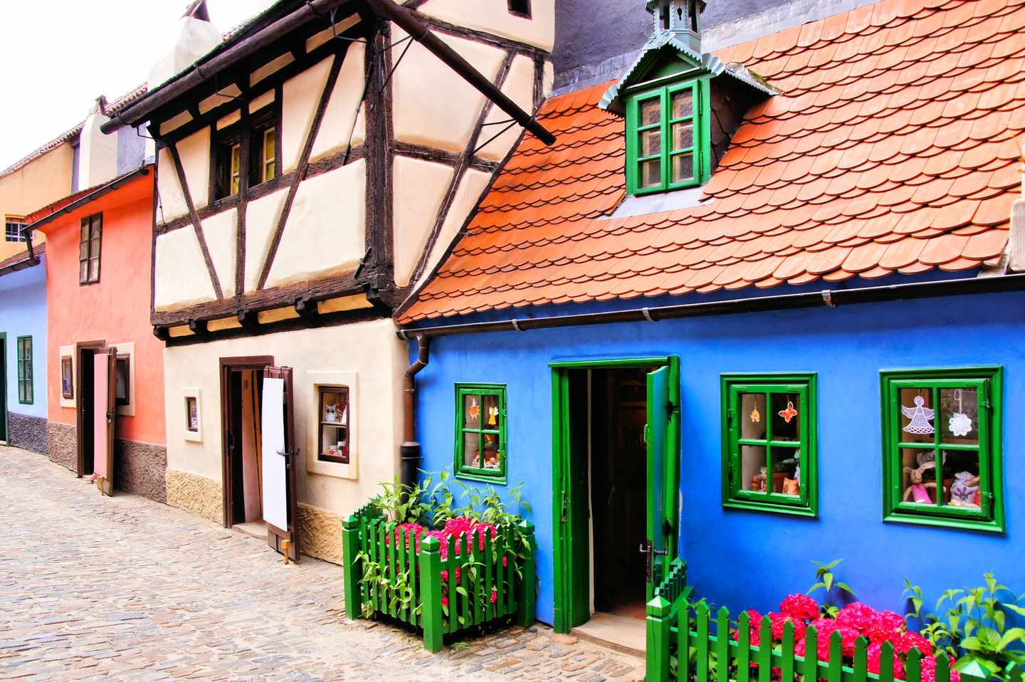 tschechien-prag-häuser-der-golden-lane-g-481890779.jpg