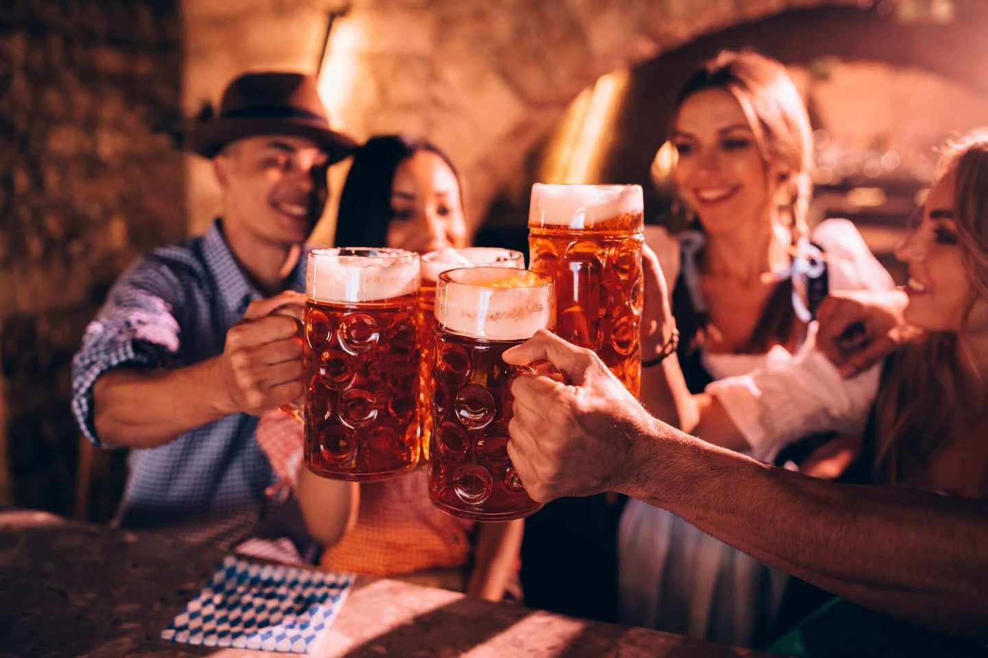 deutschland-muenchen-bierkeller-g-972126468.jpg
