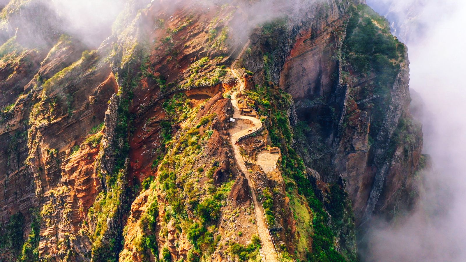 Blick auf die Wanderung zum nebelverhangenen Pico do Arieiro