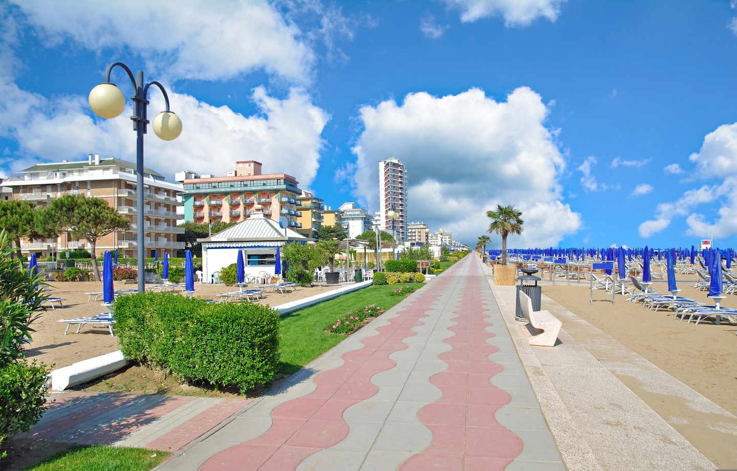 italien-venetien-lido-di-jesolo-strandpromenade-klein-g-890703398.jpg