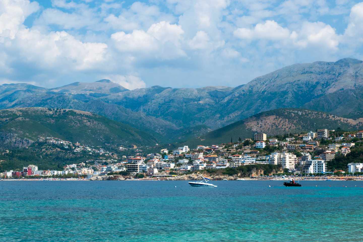 albanien-adriatisches-meer-stadt-himare-vor-bergen-g-1366266865.jpg