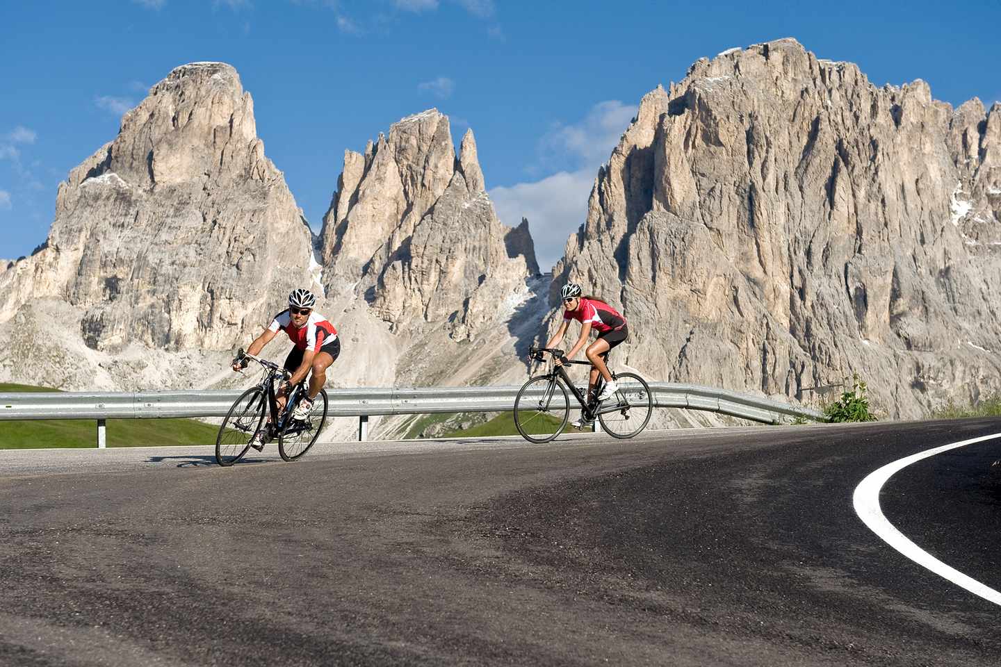 italien-tirol-alpen-dolomiten-radfahren-g-182756200.jpg