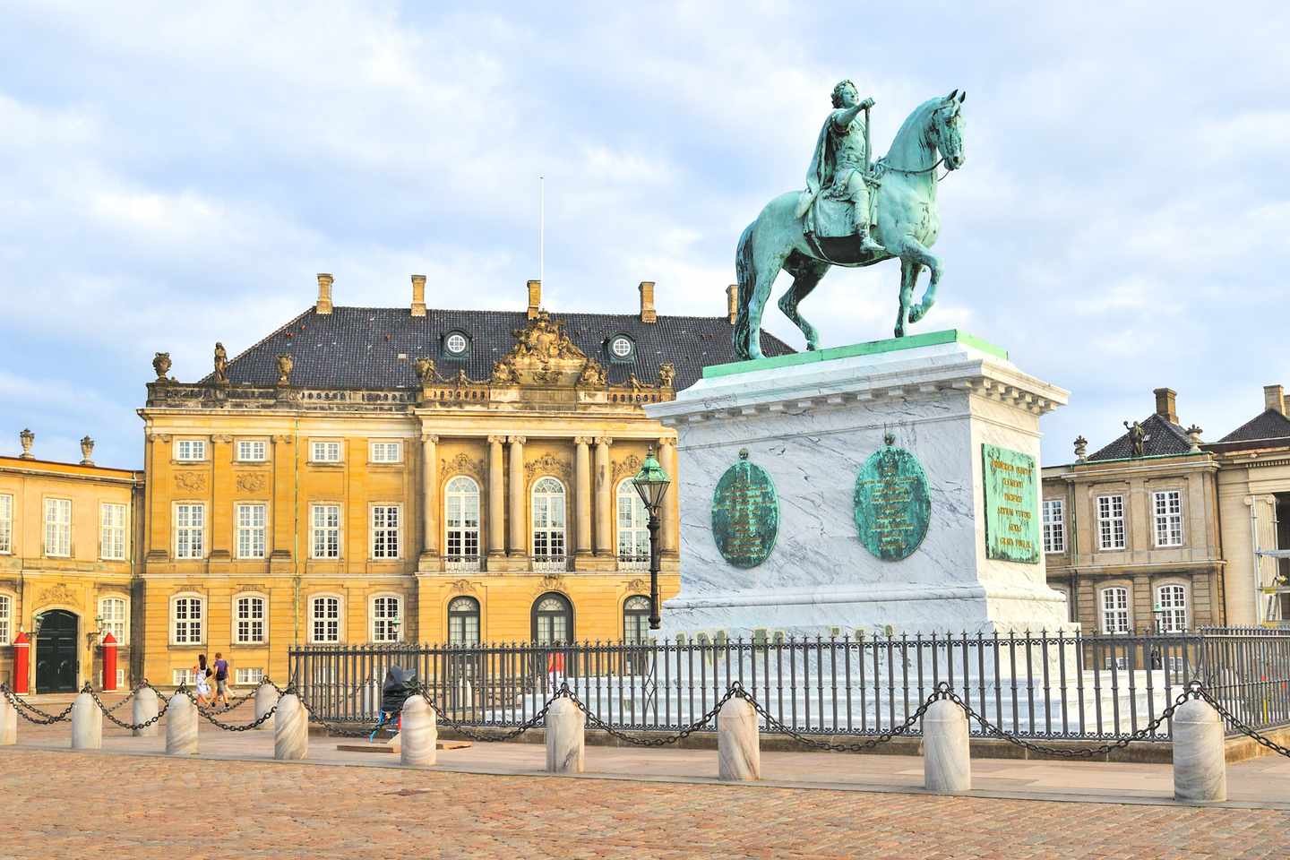 bltc4638124c54bdfc3-daenemark-kopenhagen-schloss-amalienborg-g-492440093.jpg Blick auf die Statue von Frederick V. von Dänemark vor dem Schoss Amalienborg