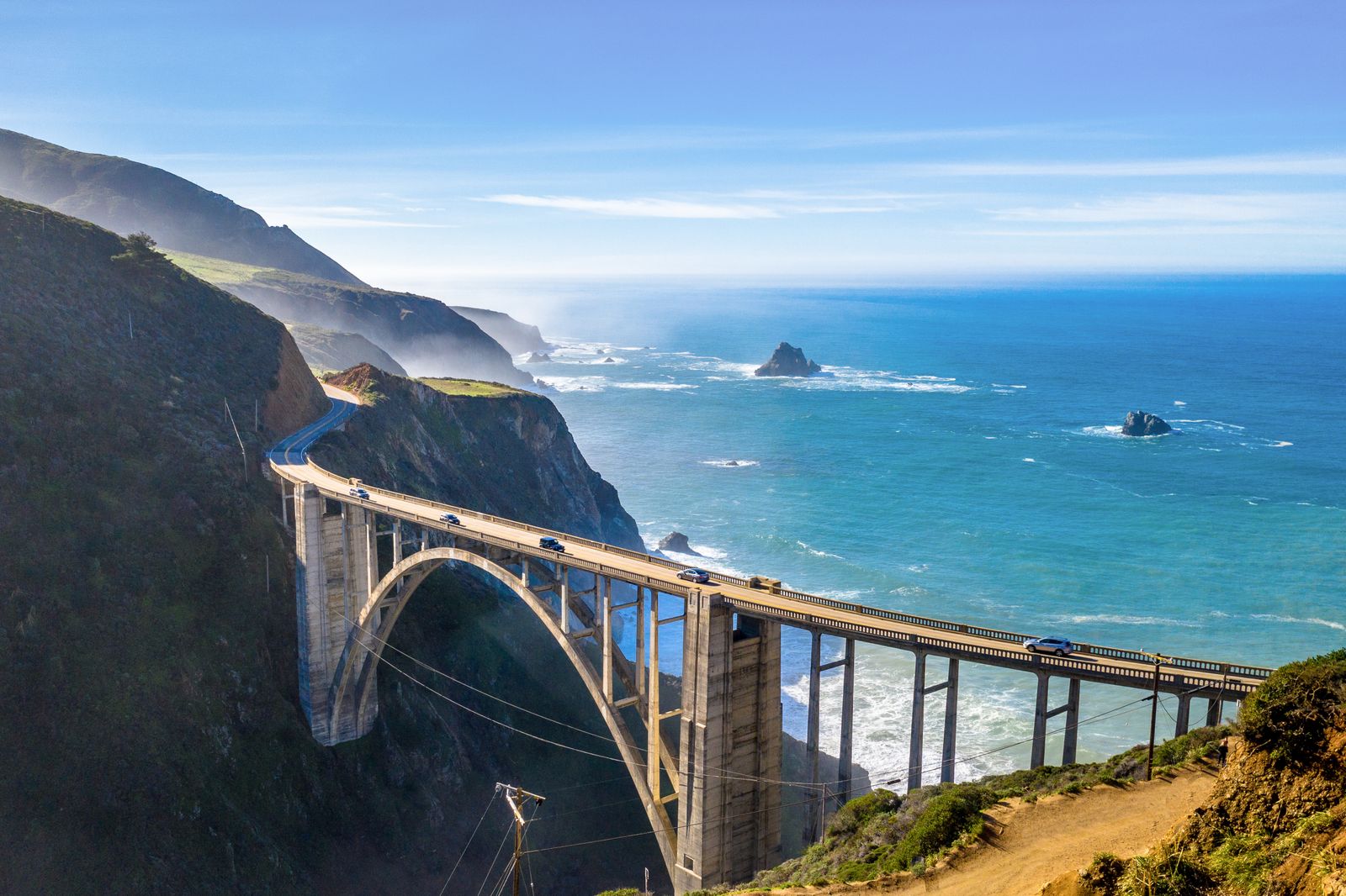 Drohne von Big Sur mit der Brücke über die California Ocean Road an der CA-1 dem Highway No. 1