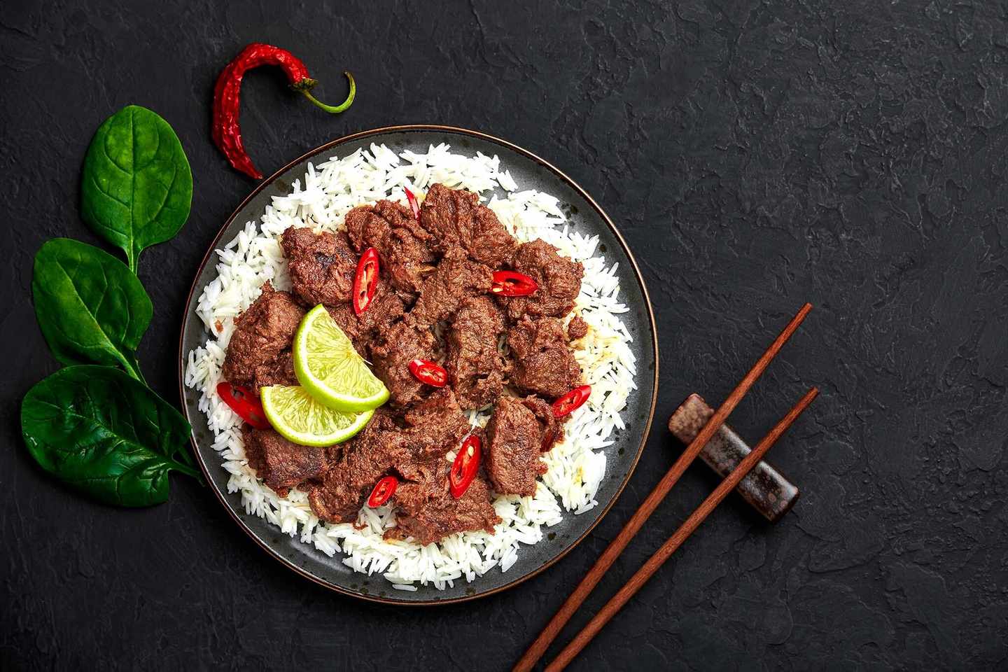 luxus-urlaub-dubai-rindfleisch-rendang-auf-schwarzem-teller-auf-schwarzer-schiefertischplatte-g-1292422075.jpg