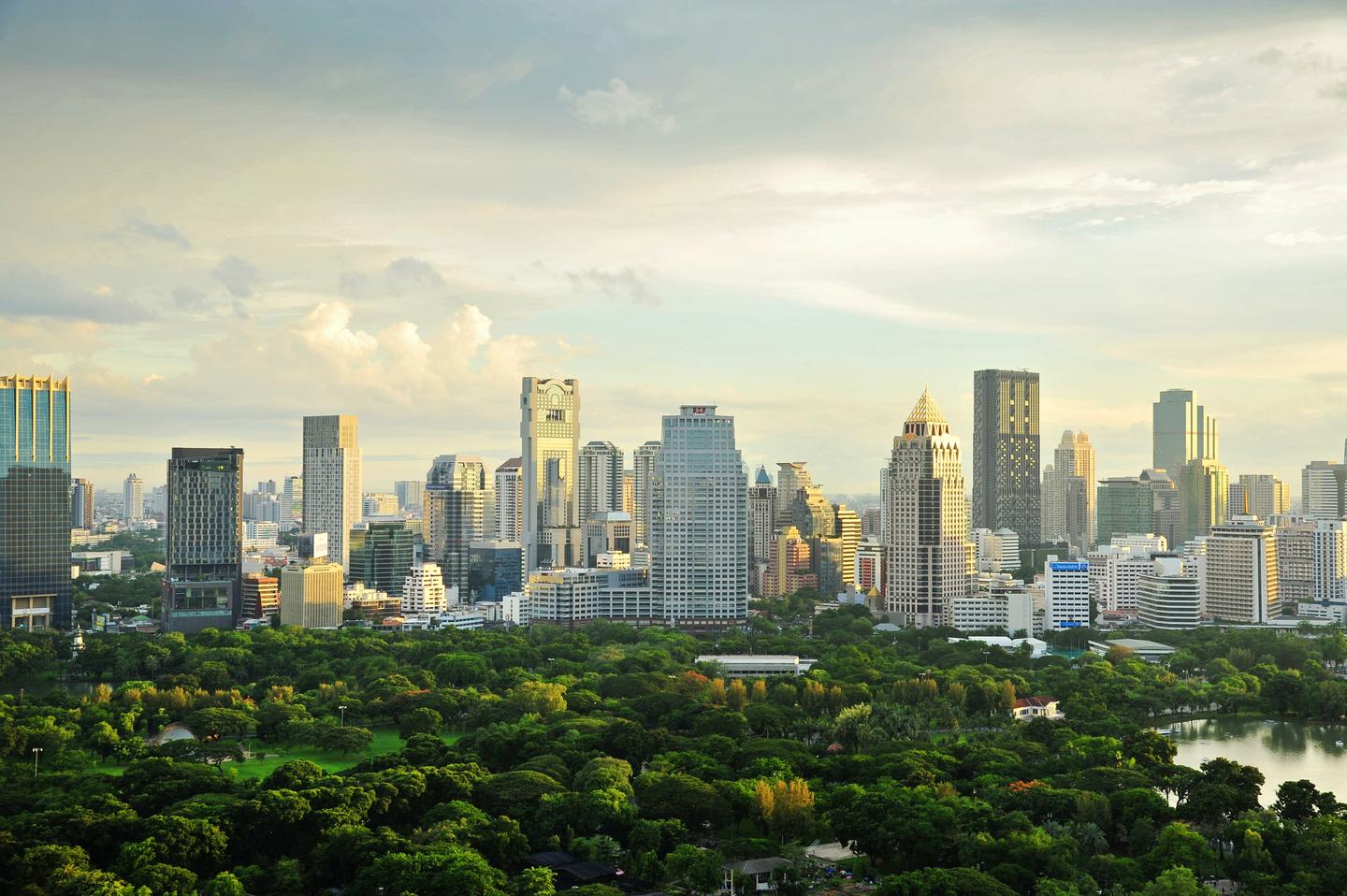 thailand-bangkok-park-fluss-skyline-t-588575874.jpg