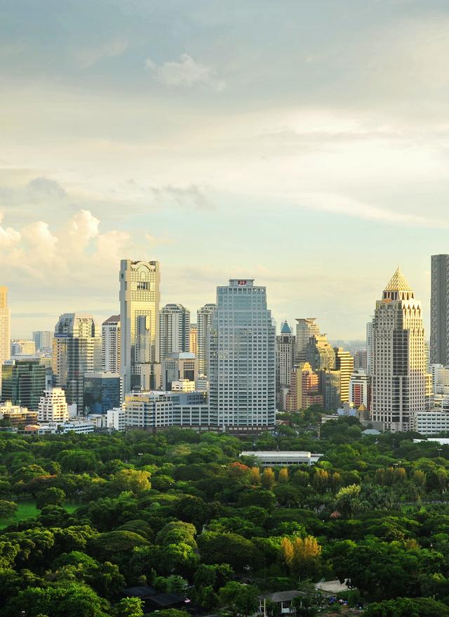 Shopping in Thailand thailand-bangkok-park-fluss-skyline-t-588575874.jpg