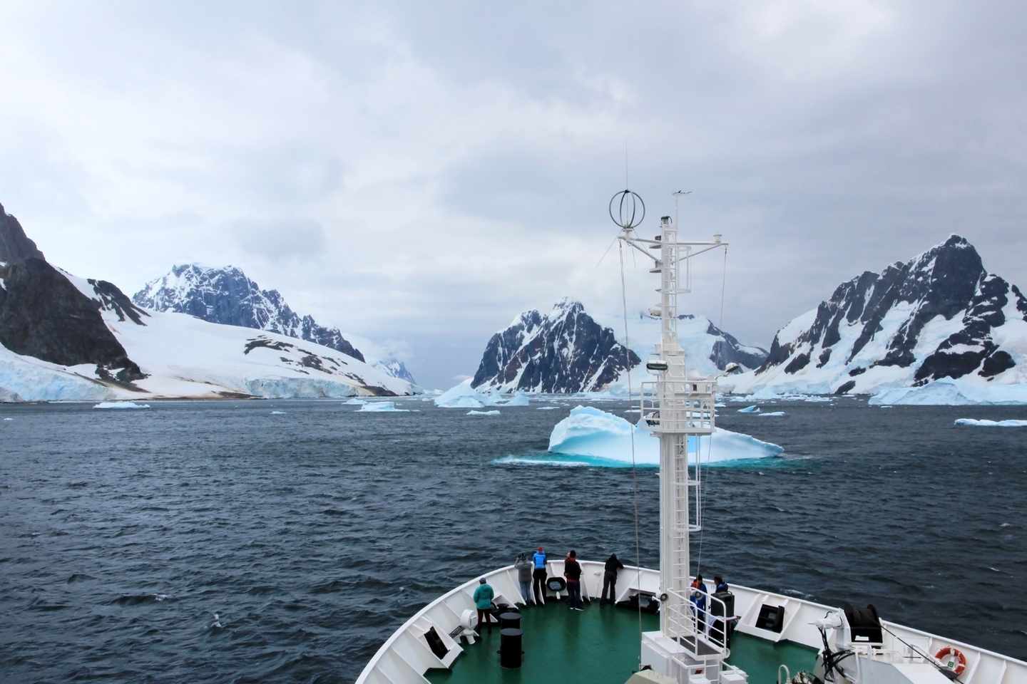 antarktis-eismeer-schiff-t-825576760.jpg