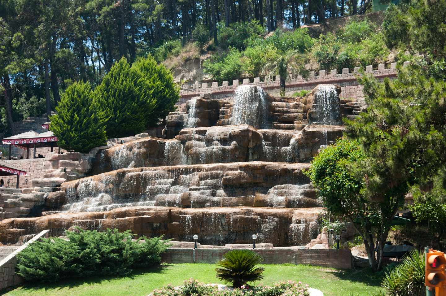 tuerkei-manavgat-kuenstlicher-wasserfall-g-168763310.jpg