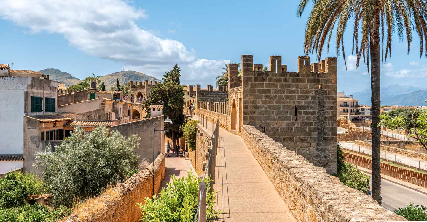 spanien-mallorca-alcudia-altstadt-porta-del-moll-festungsmauern-a-516155425.jpg
