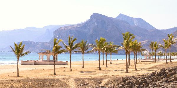 Salalah_Strand_Palmen_GettyImages-505891194.jpg