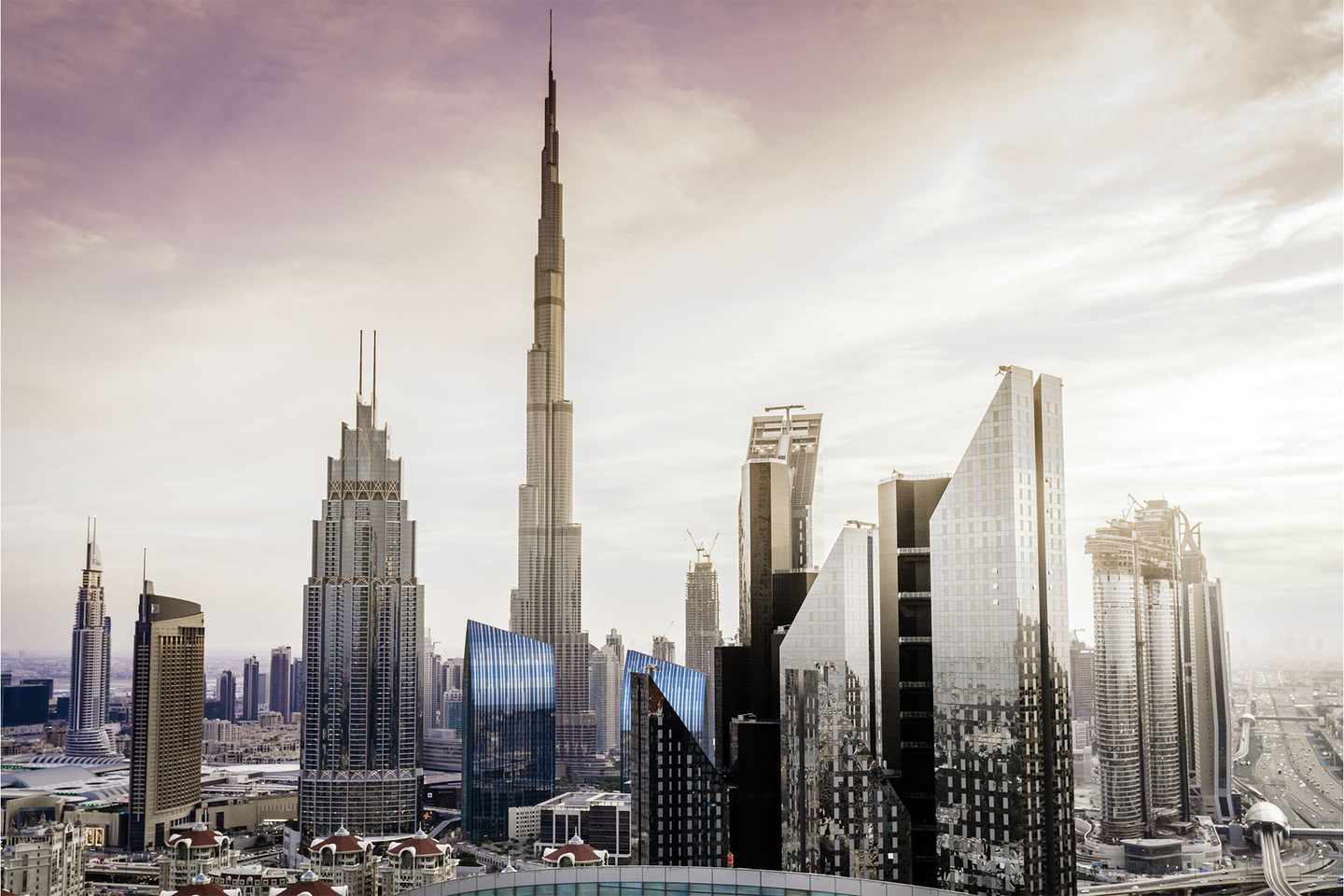 luxus-kulinarische-reiseziele-fuer-gourmets-skyline-der-innenstadt-von-dubai-g-1164922463.jpg