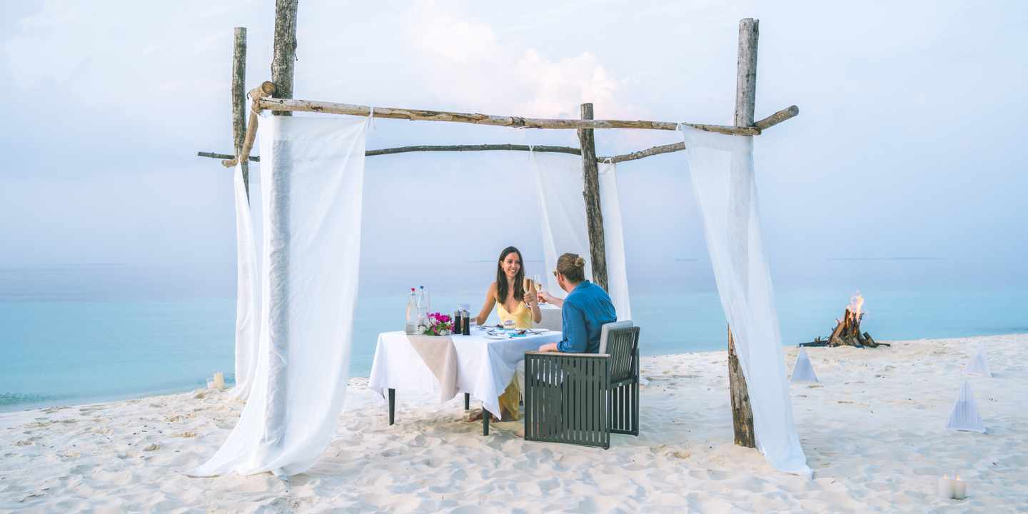 malediven-strand-paar-abendessen-g-2214776802.jpg