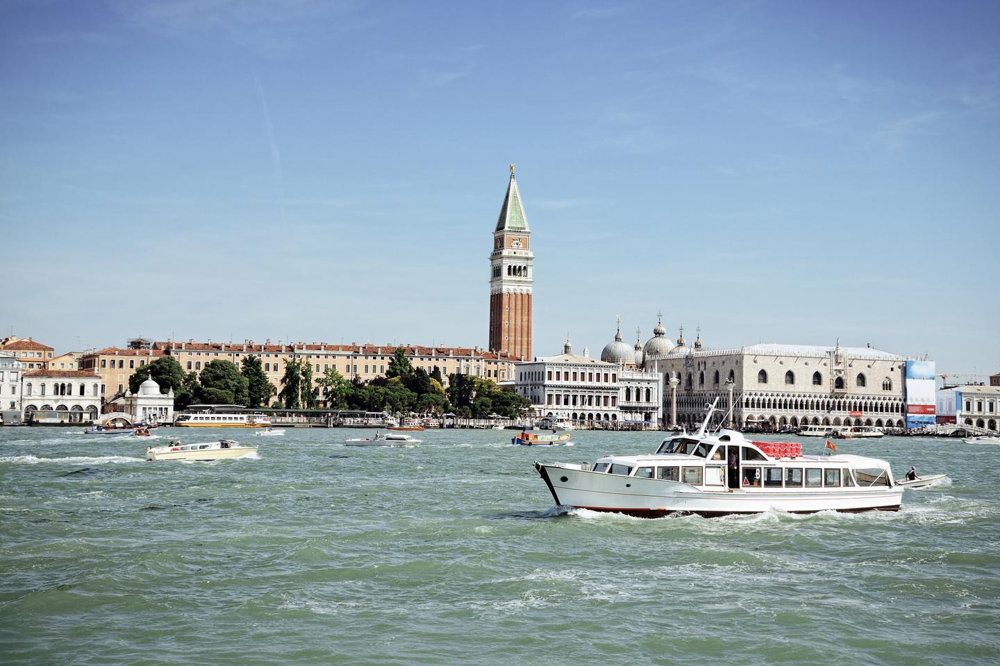 italien-venedig-vaporetto-g-184352605.jpg