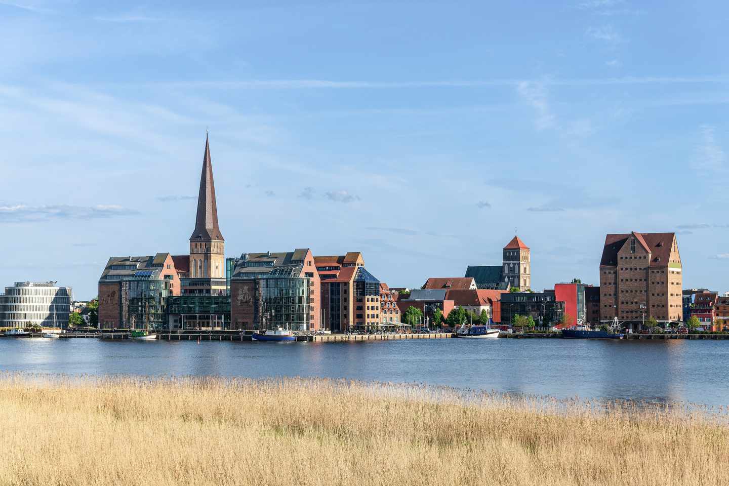 deutschland-rostock-blick-ueber-warnow-g-1457118401.jpg