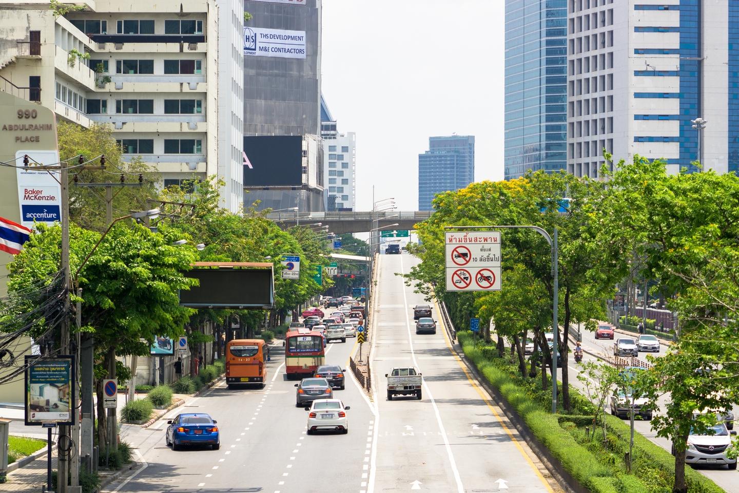 thailand-bangkok-strasse-verkehr-t-691933664.jpg