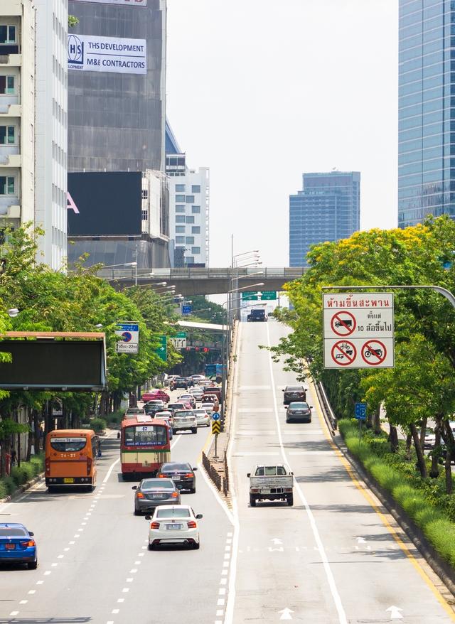 Anreise nach Bangkok thailand-bangkok-strasse-verkehr-t-691933664.jpg