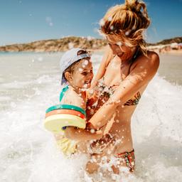 italien-mutter-kind-meer-g-915621216.jpg
