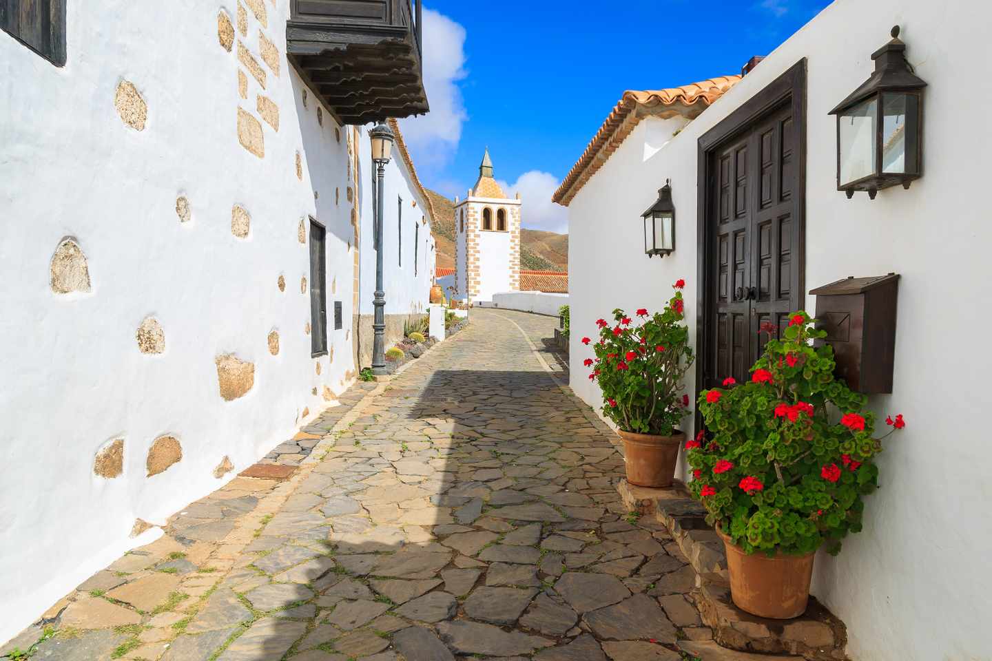 blt0df3dff1ef38db0c-spanien-kanaren-fuerteventura-betancuria-santa-maria-kirchturm-g-675752878.jpg Gasse in Betancuria