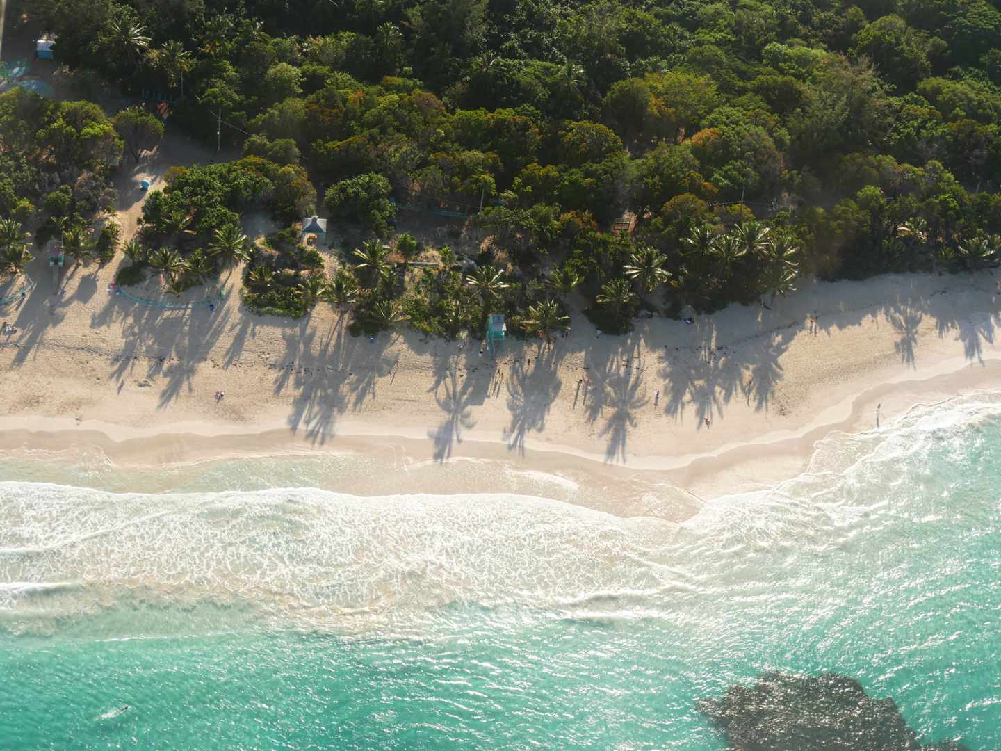 Luftaufnahme des unberührten Wassers und des weißen Sandes Flamenco Beach auf Culebra