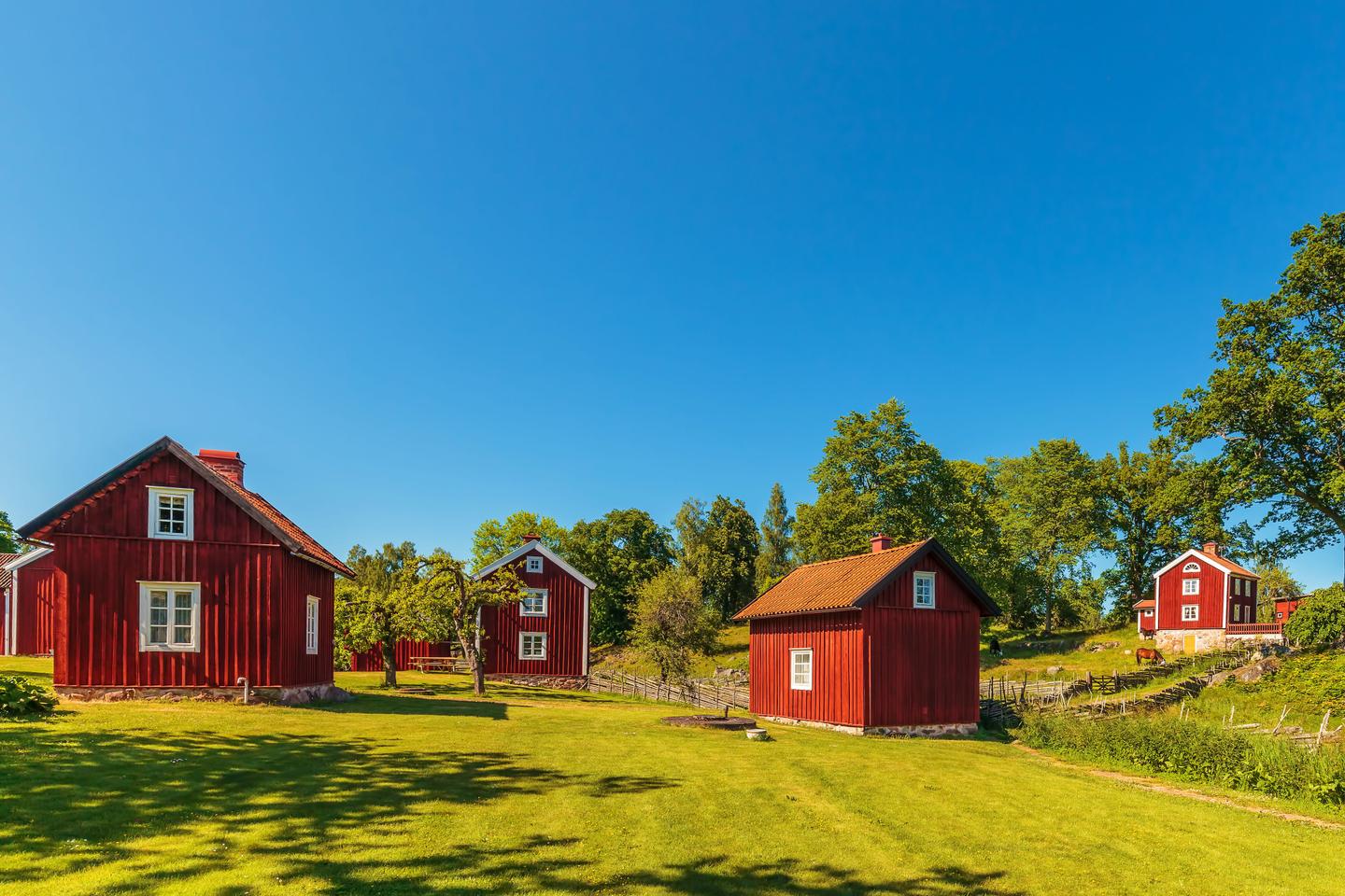 schweden-rote-hauser-t-643672906.jpg