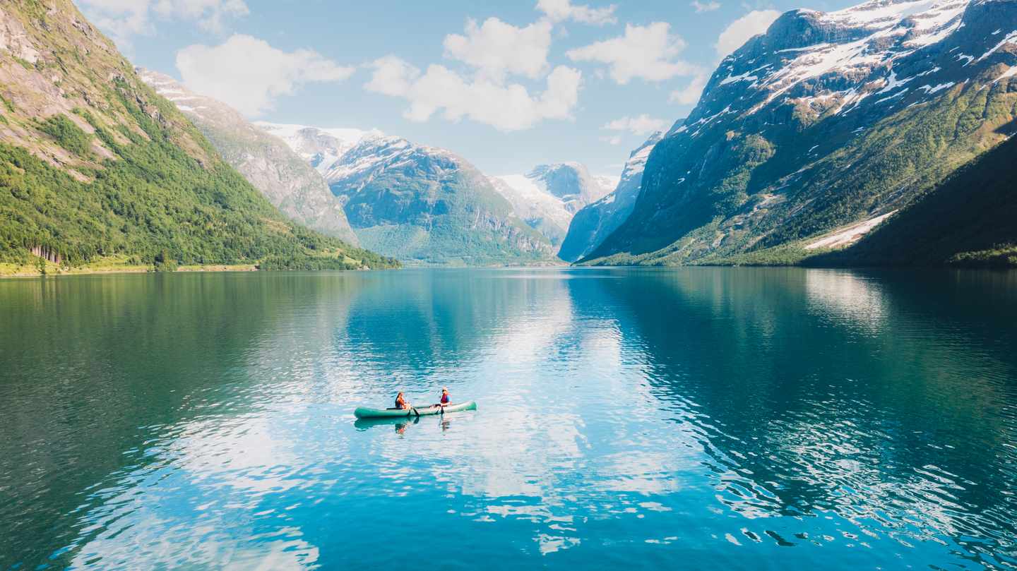 nordwegen-vestland-kanufahrer-auf-gletschersee-g-1409728243_bearbeitet.jpg