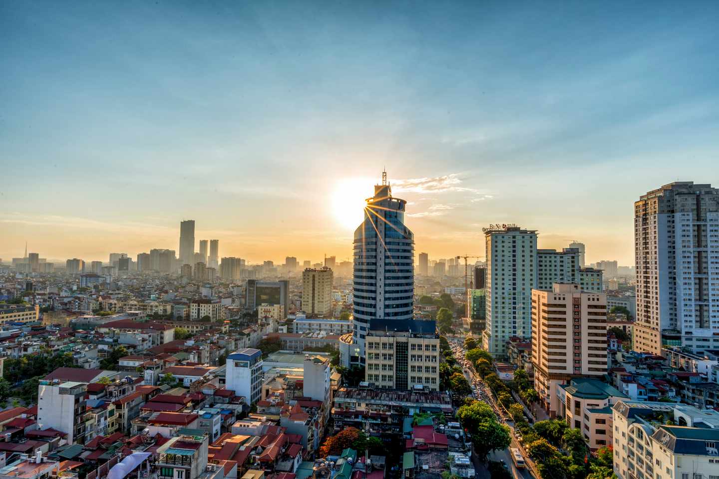 blt3a3849dfd1c493e0-vietnam-hanoi-t-537696666.jpg Blick auf die Skyline von Hanoi in Vietnam bei untergehender Sonne