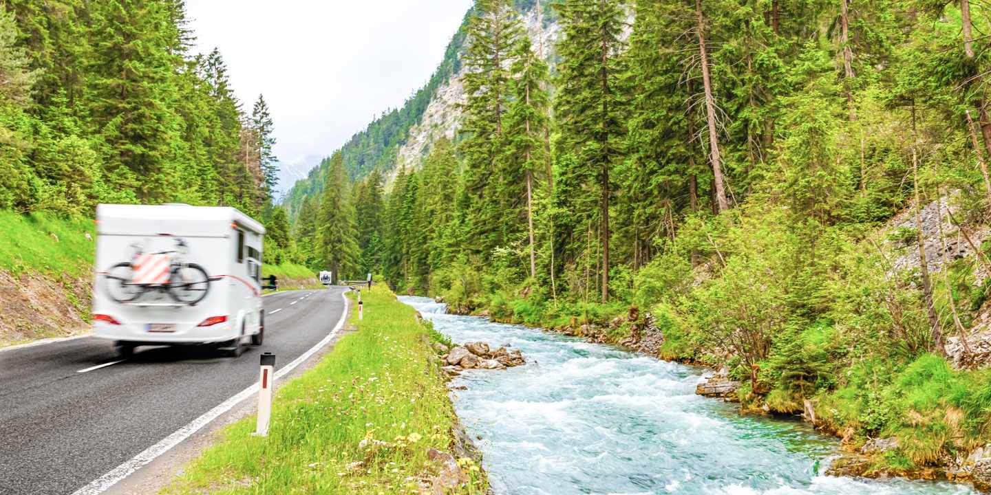 deutschland-roadtrips-wohnmobil-auf-der-strasse-g-1158458436.jpg
