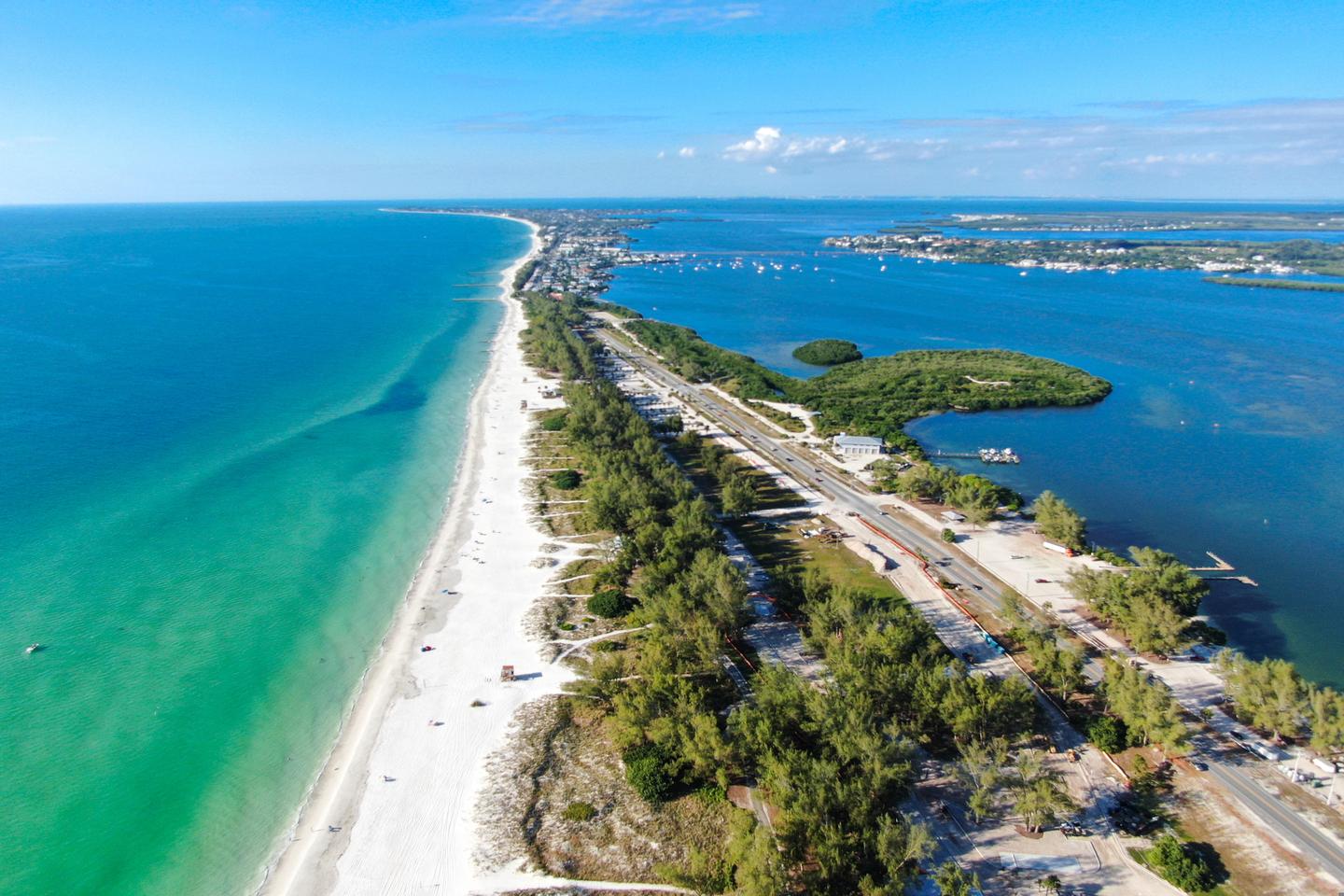 usa-florida-luftaufnahme-von-anna-maria-island-weissen-sandstranden-und-blauem-wasser-g-1183487391.jpg