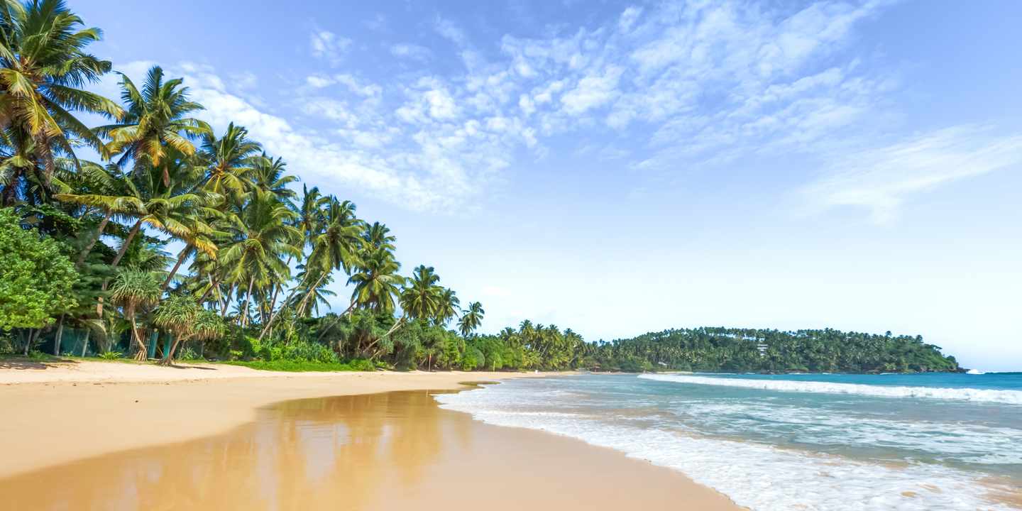indischer-ozean-sri-lanka-strand-blauer-himmel-g-531216313.jpg