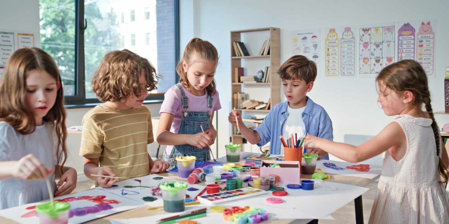 familienurlaub-kinder-beim-malen-in-einer-kreativwerkstatt-g-2221755766.jpg
