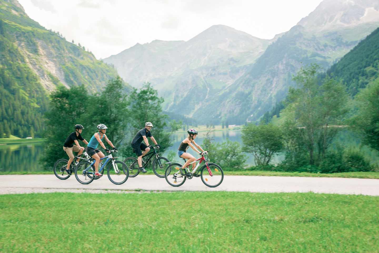 oesterreich-kaernten-familie-mit-fahrrad-zwischen-bergen-g-187100185_bearbeitet.jpg