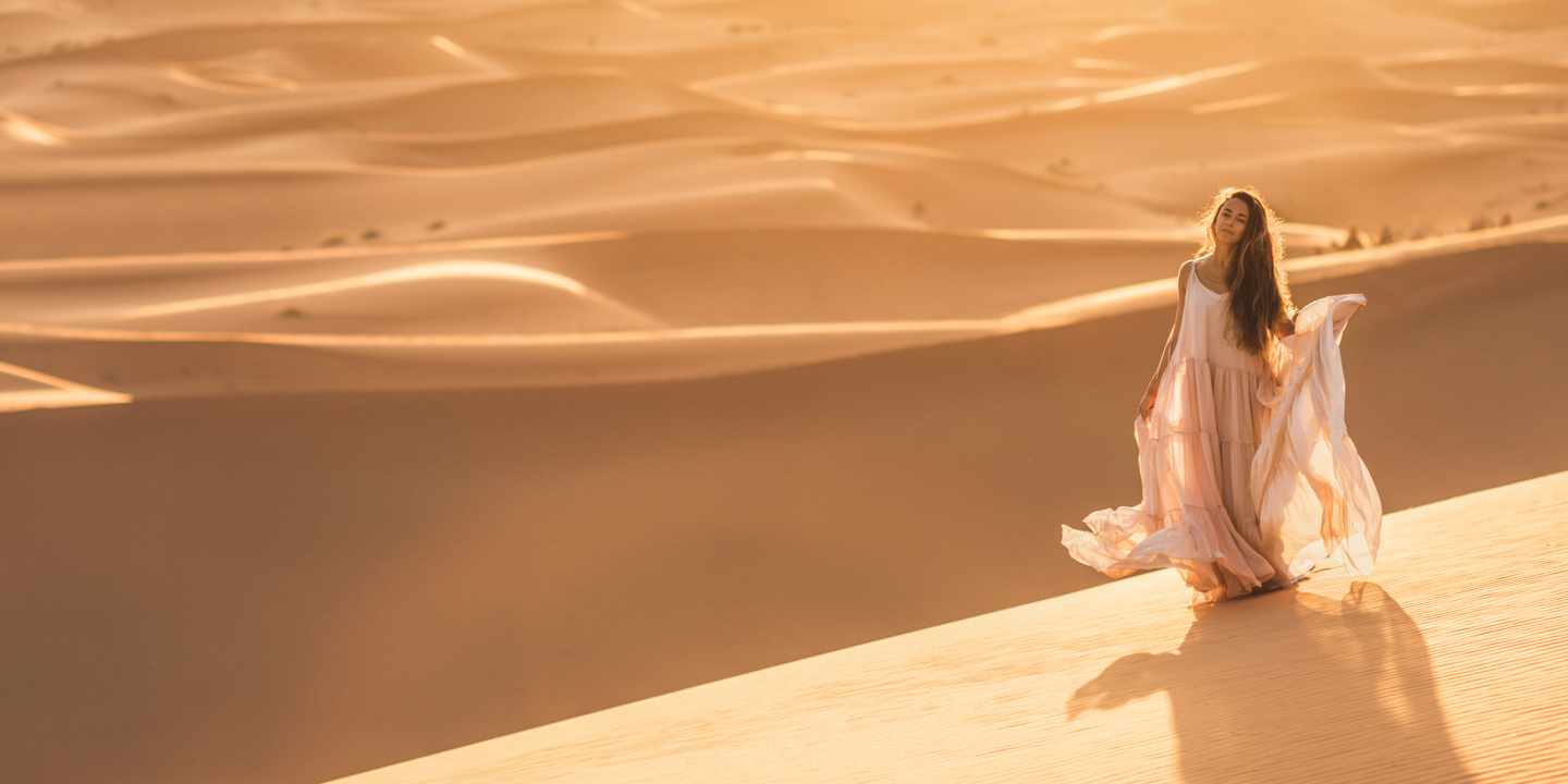 marokko-sahara-merzouga-frau-kleid-sonnenuntergang-g-1217967108.jpg