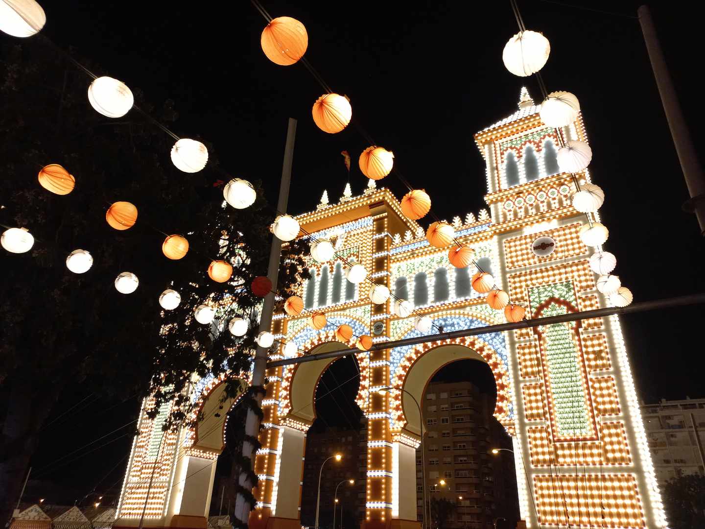 blt2b55e97e8216d5e9-spanien-feria-de-abril-g-2149359310.jpg Kirche, die beleuchtet wird mit Lichterketten