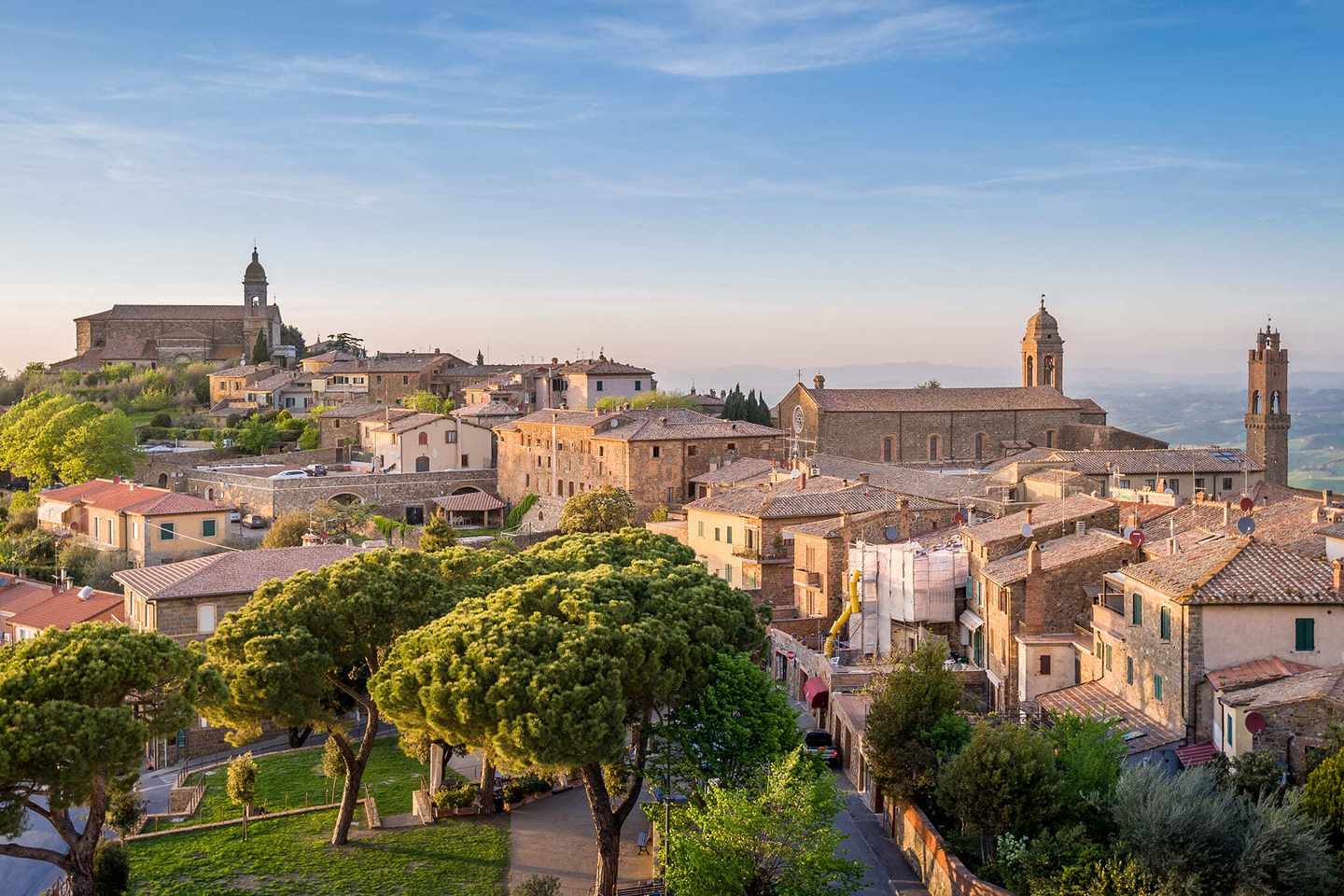 italien-toskana-weingueter-altstadt-von-montalcino-g-1086554490.jpg