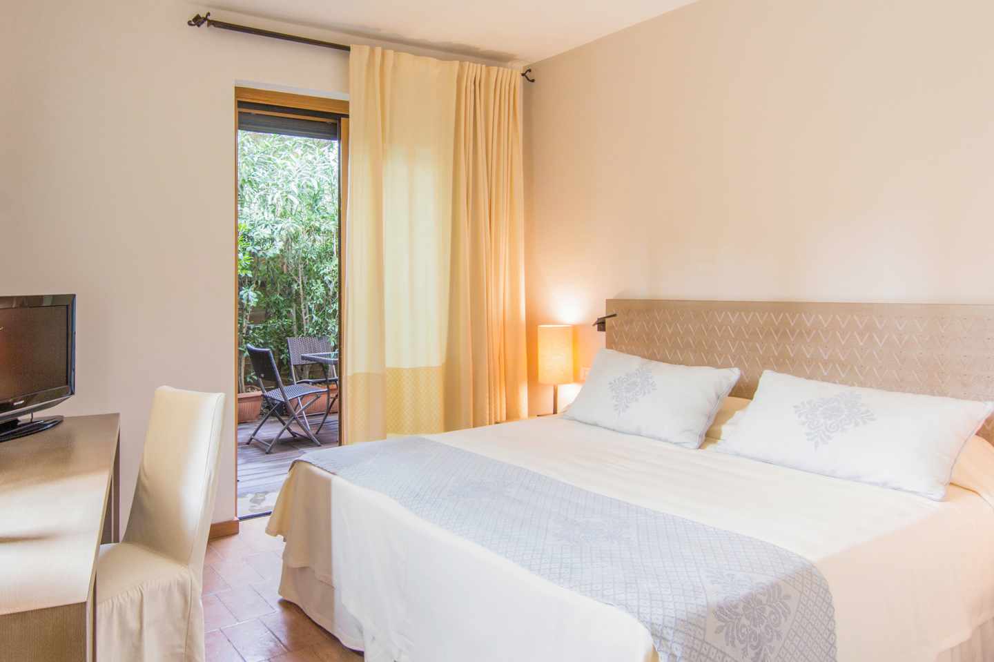 Ein hell eingerichtetes Zimmer im Hotel Aquadulci auf Sardinien