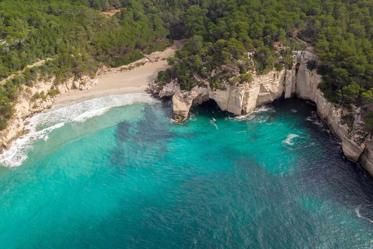 spanien-mallorca-menorca-mit-kindern-luftaufnahme-vom-menorca-strand-g-1225288126.jpg