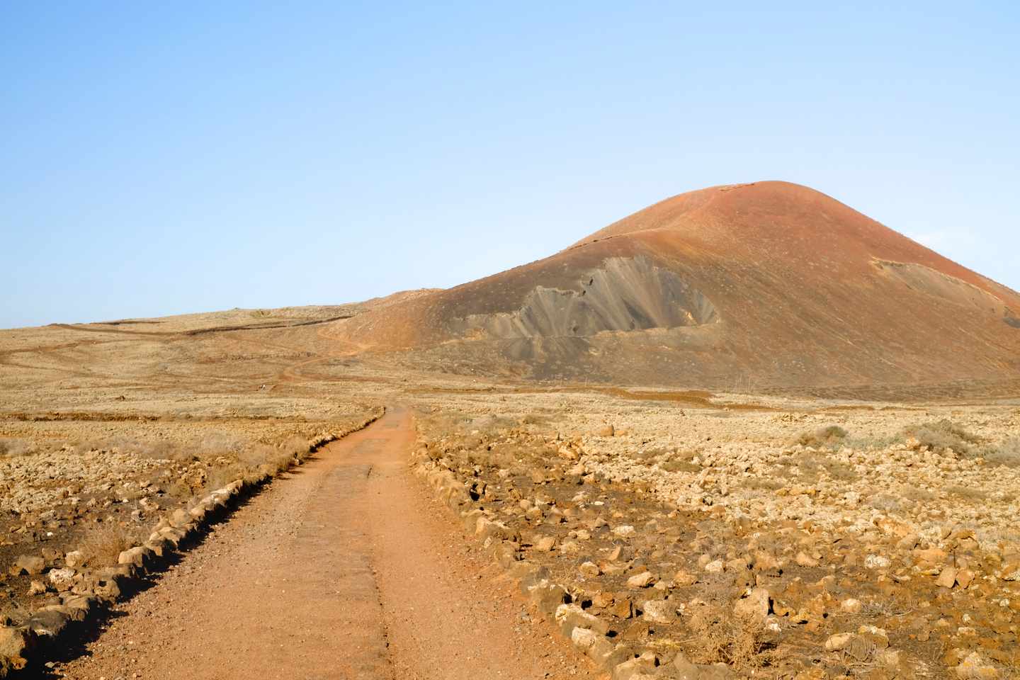 spanien-kanaren-fuerteventura-calderon-hondo-wanderweg-vulkanlandschaft-g-933883324.jpg