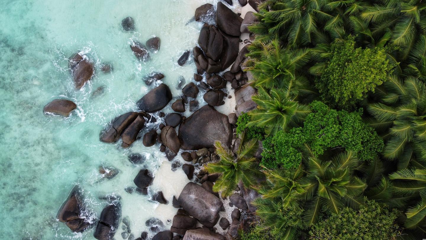 keyvisual_seychellen_silhouette_island_vogelperspektive_strand_dertour.jpg